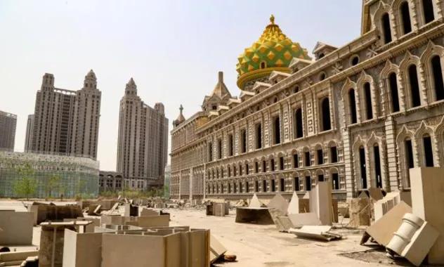 房产悲喜剧，有人靠烂尾楼成首富，有人巨资700亿成“首负”