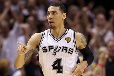 格林不出战打热火,2022年总决赛格林三分钟六犯