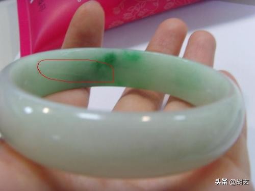 翡翠手镯的裂纹和生长纹如何区分,有裂纹的翡翠手镯是什么价格