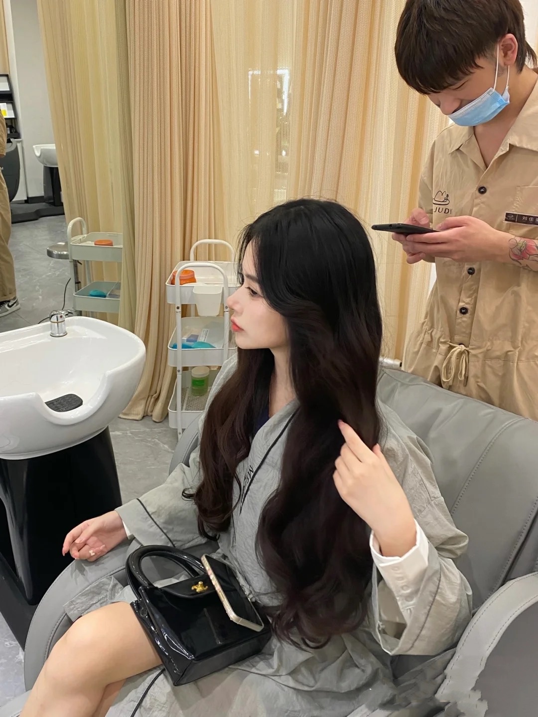 头发应该做柔顺还是拉直,头发做柔顺和拉直哪个比较好