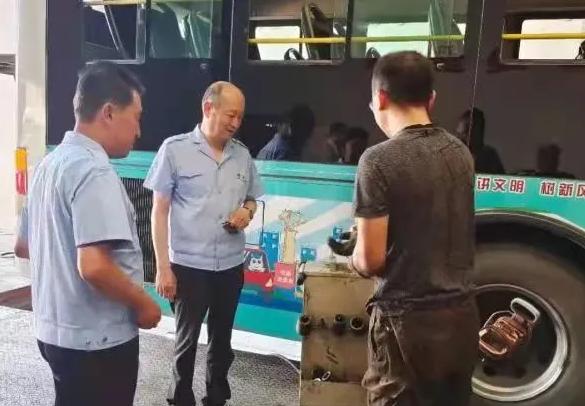 不惧考验高温天致敬列车搓澡人,不畏高温酷暑奋战一线