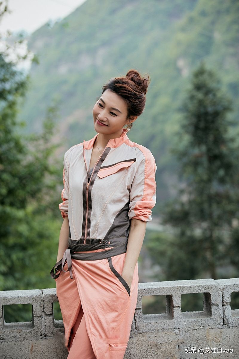 央视主持李梓萌竟然戴假发,央视主持人李梓萌罕见露素颜