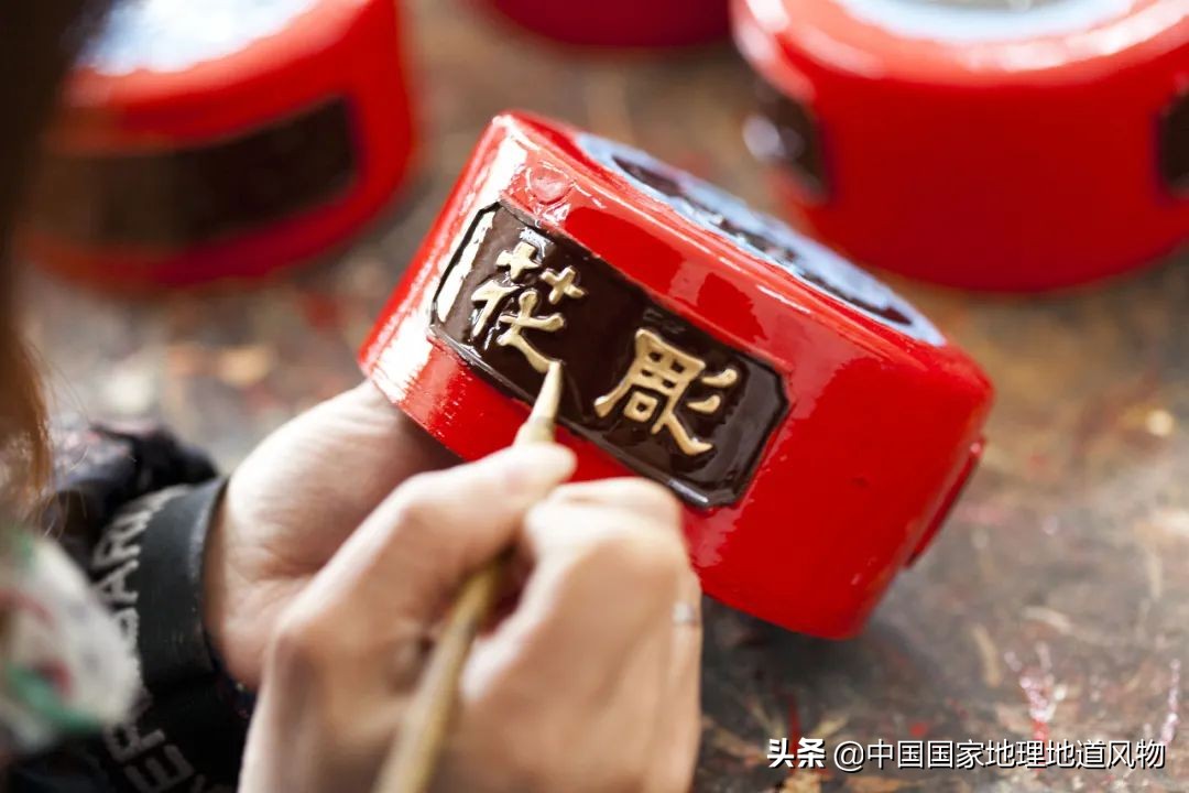 在酒缸里长大的人,泡在酒缸里的人