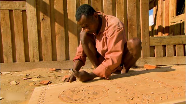 非洲传统伐木工艺，一月才赚600元，曾被列为非物质文化遗产