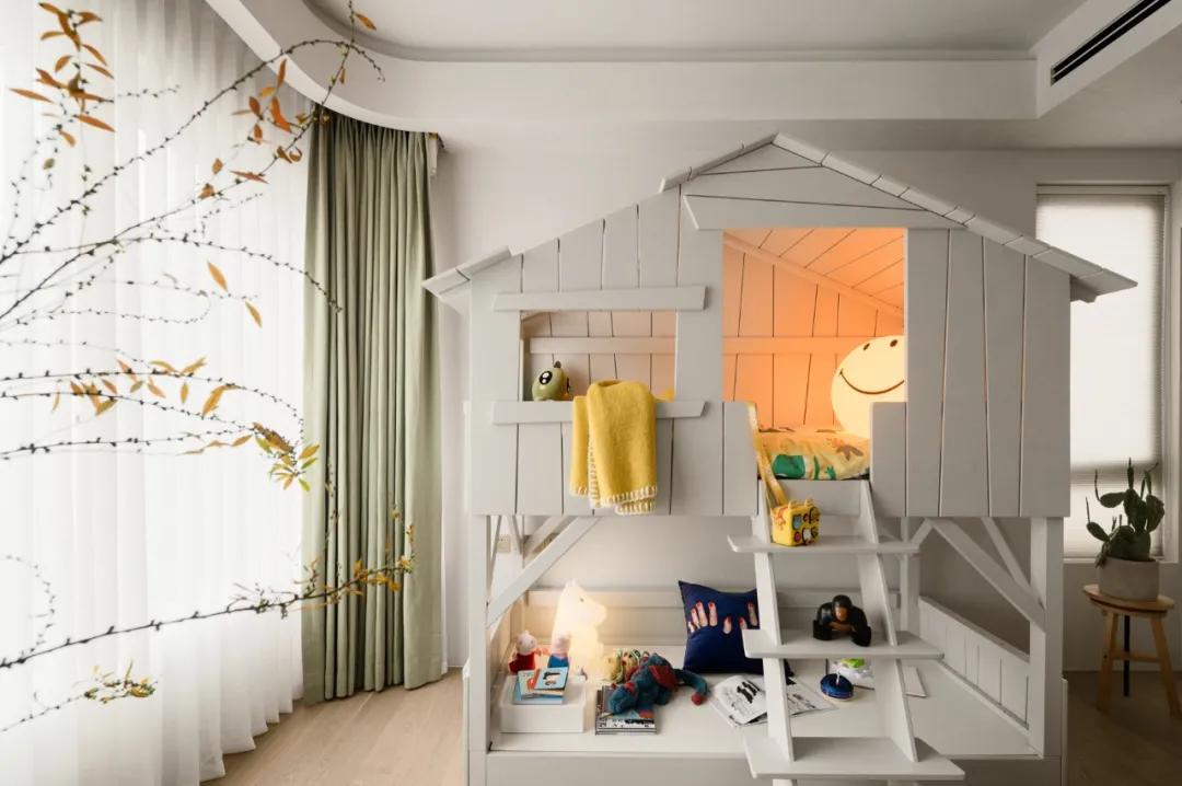 她从欧洲背回月球灯，“明明如月，何时可掇”，把家变成了艺术馆