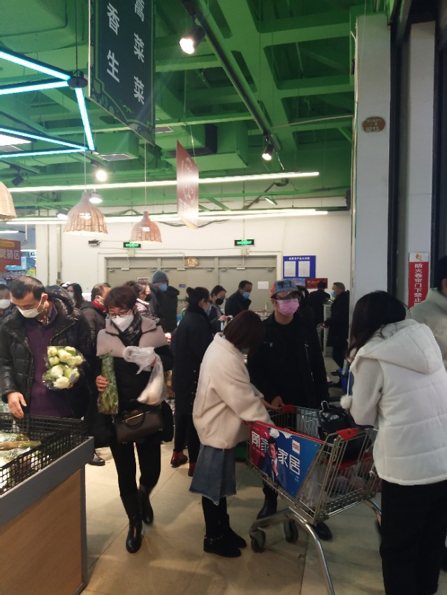 2月23号长春欧亚卖场的掠影，完全的智能检测系统，测体温不停步