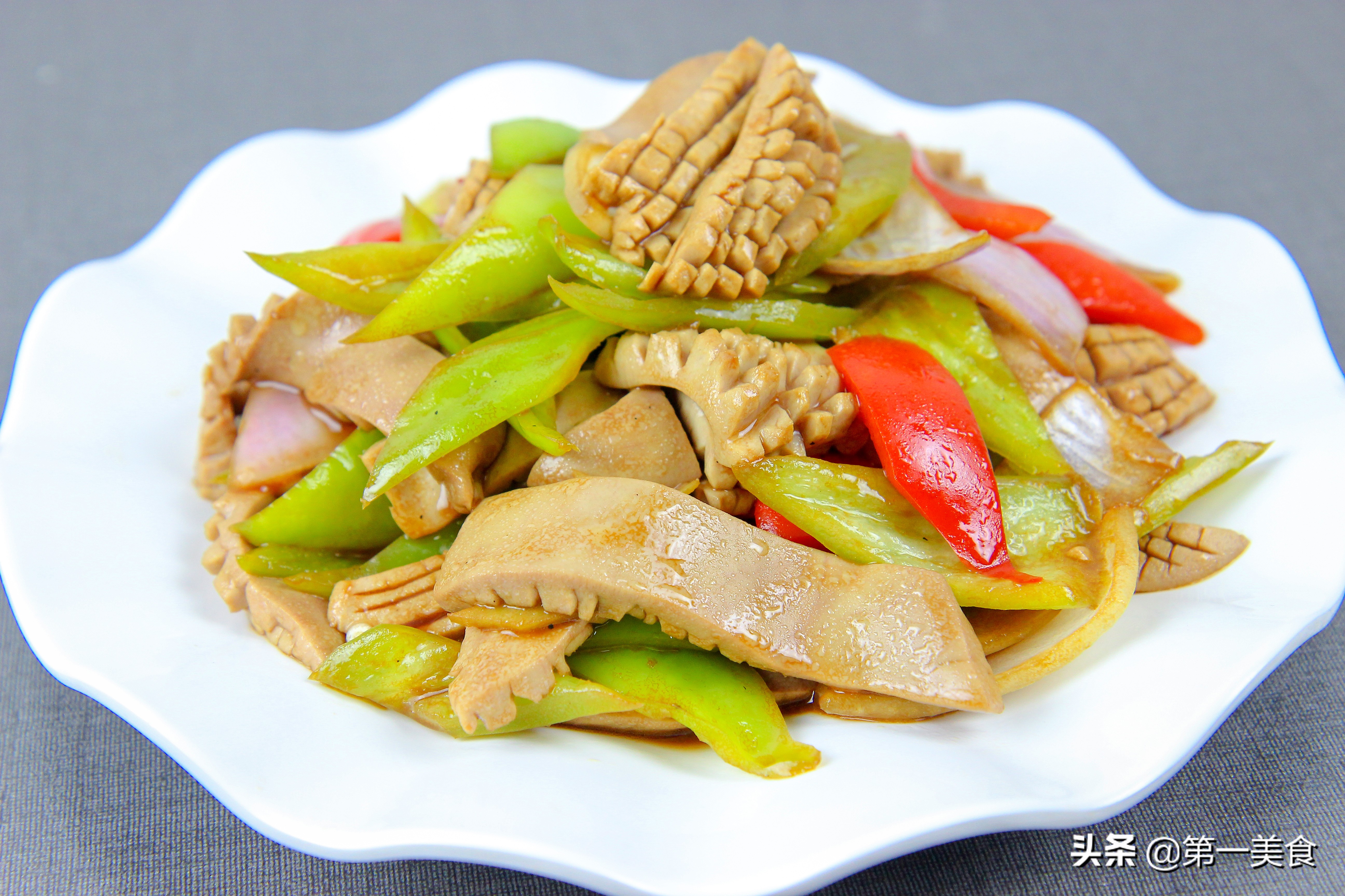 厨师长炒的腰花鲜嫩不老，原来是有窍门，不单单是30秒爆炒出锅