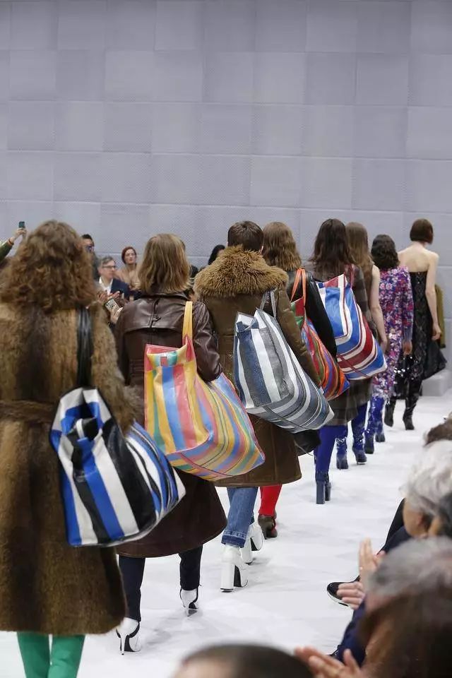 哈哈哈！没想到中国人看不上眼的土味“神货”，老外竟然都抢疯了