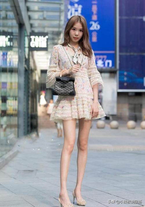 妩媚时髦的连衣裙满满的女性韵味,深v连衣裙怎么穿不尴尬