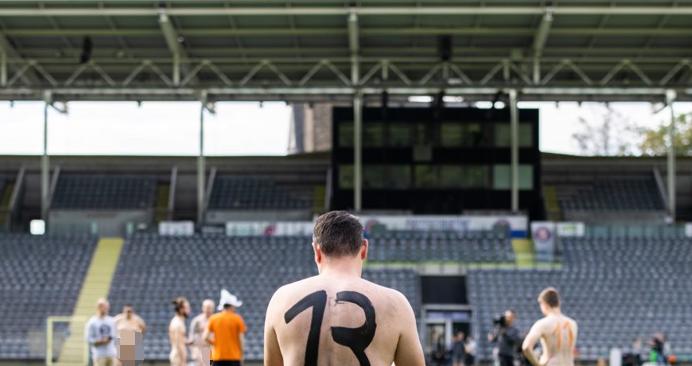 德国11名男女赤着全身参加足球比赛，组织者称“这是艺术展示”