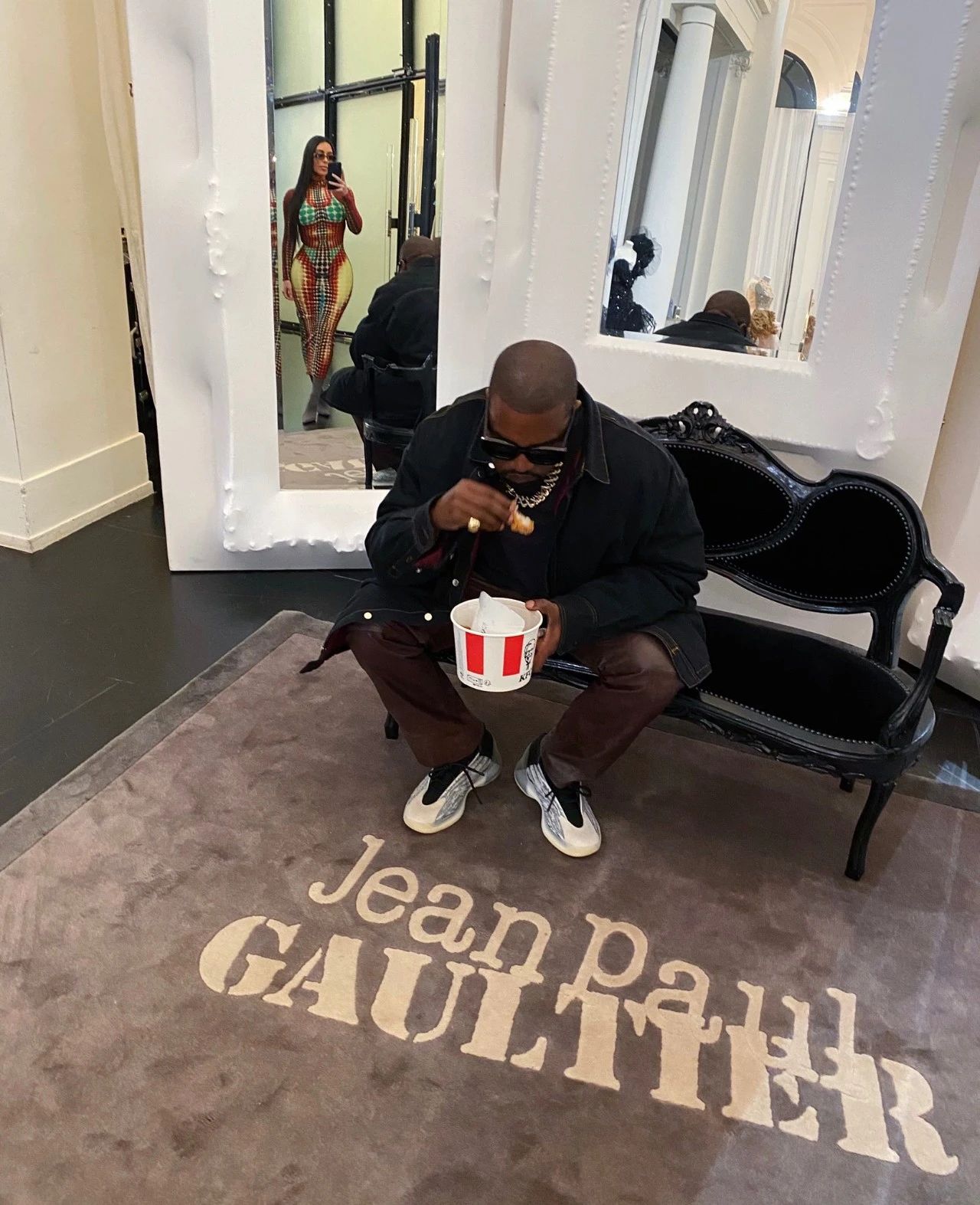 卡戴珊去过的KFC成景点了？AlexanderMcQueen为学生们捐面料了！「每周时报」