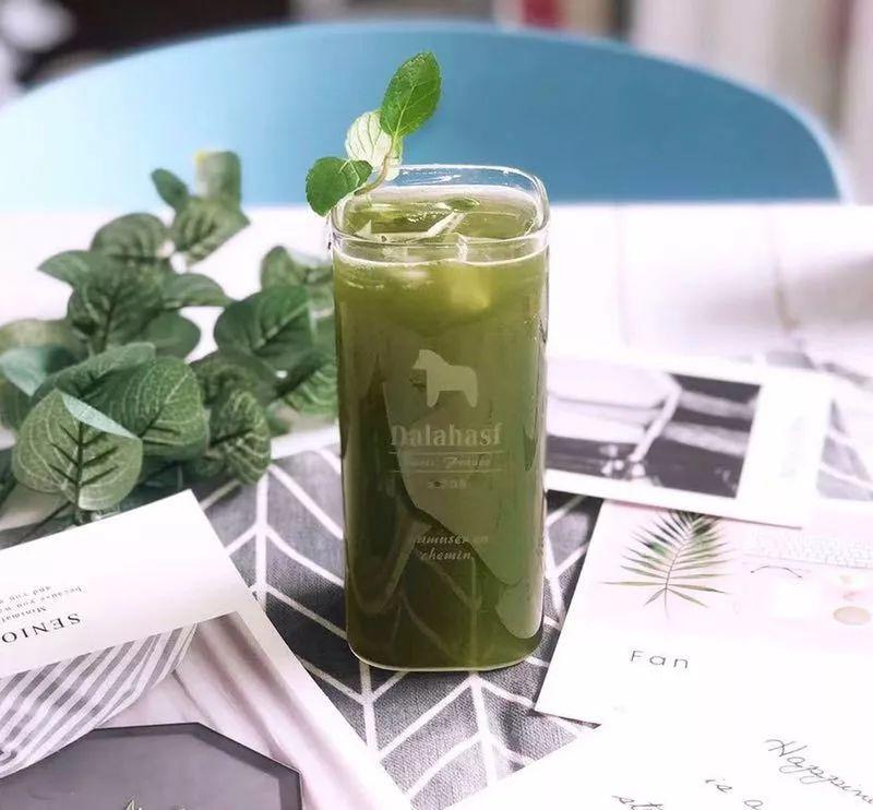 双色的双层小店，晚上有满天星星，呆足一天也不够