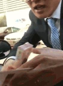 回家的路上看到这么多钱，背包都装不下啊，现在该怎么办