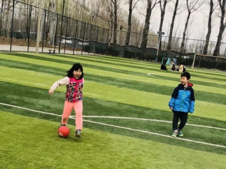 院子里踢足球,胡同踢毽