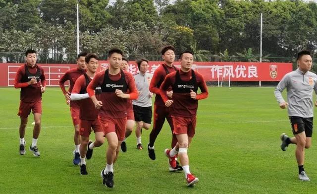 国足正式开练，李铁一举动超级圈粉，里皮永远都不可能做到