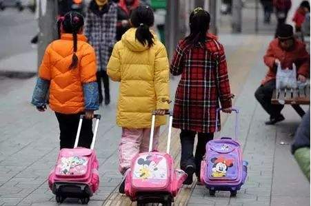 家长应该背书包吗,家长替孩子背书包是溺爱
