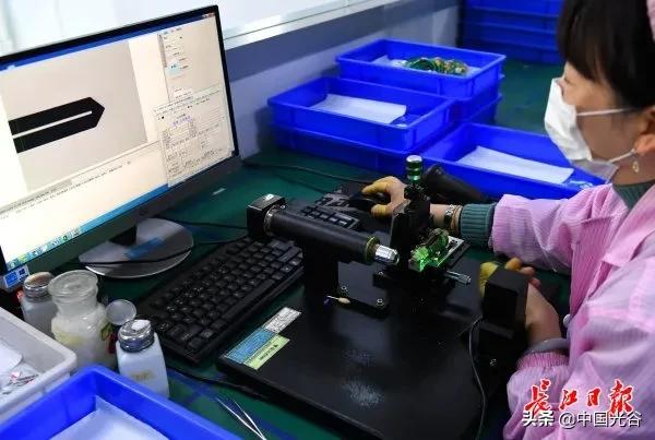 “驯”光20年，光谷这家企业在头发粗细的光纤上磨透镜