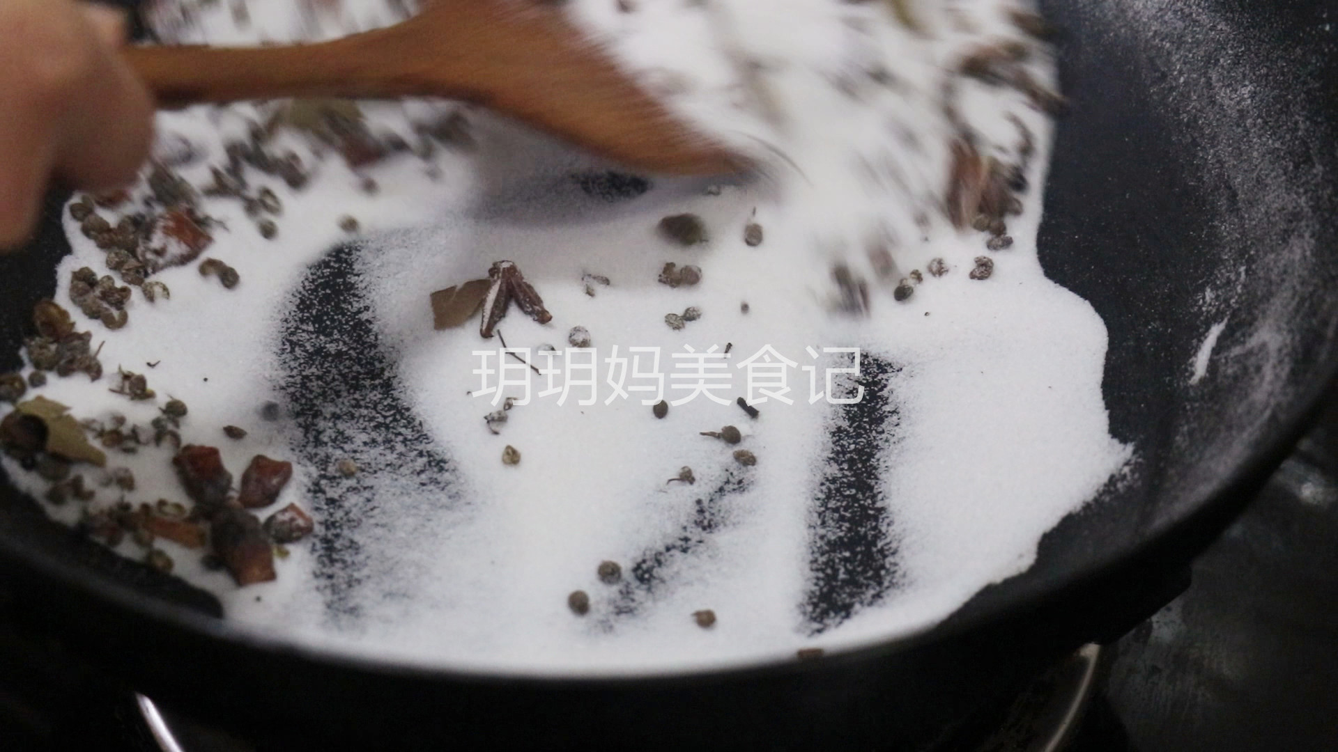 腌腊肉直接用盐腌很好吃,腌腊肉不要只放盐记住几个方法