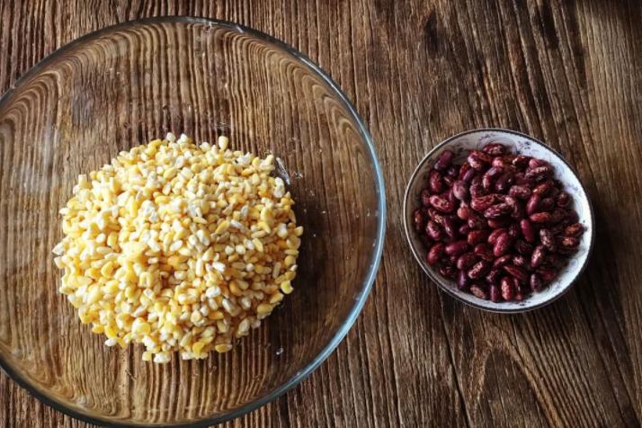 晚饭不知道吃啥清淡点,软糯香滑的大碴子粥