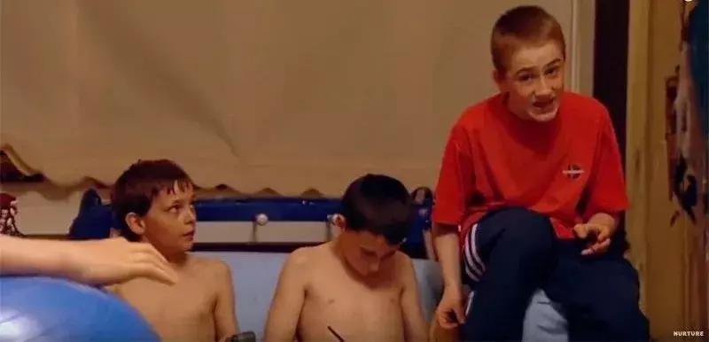 没有大人管的小孩子,没有大人管的孩子