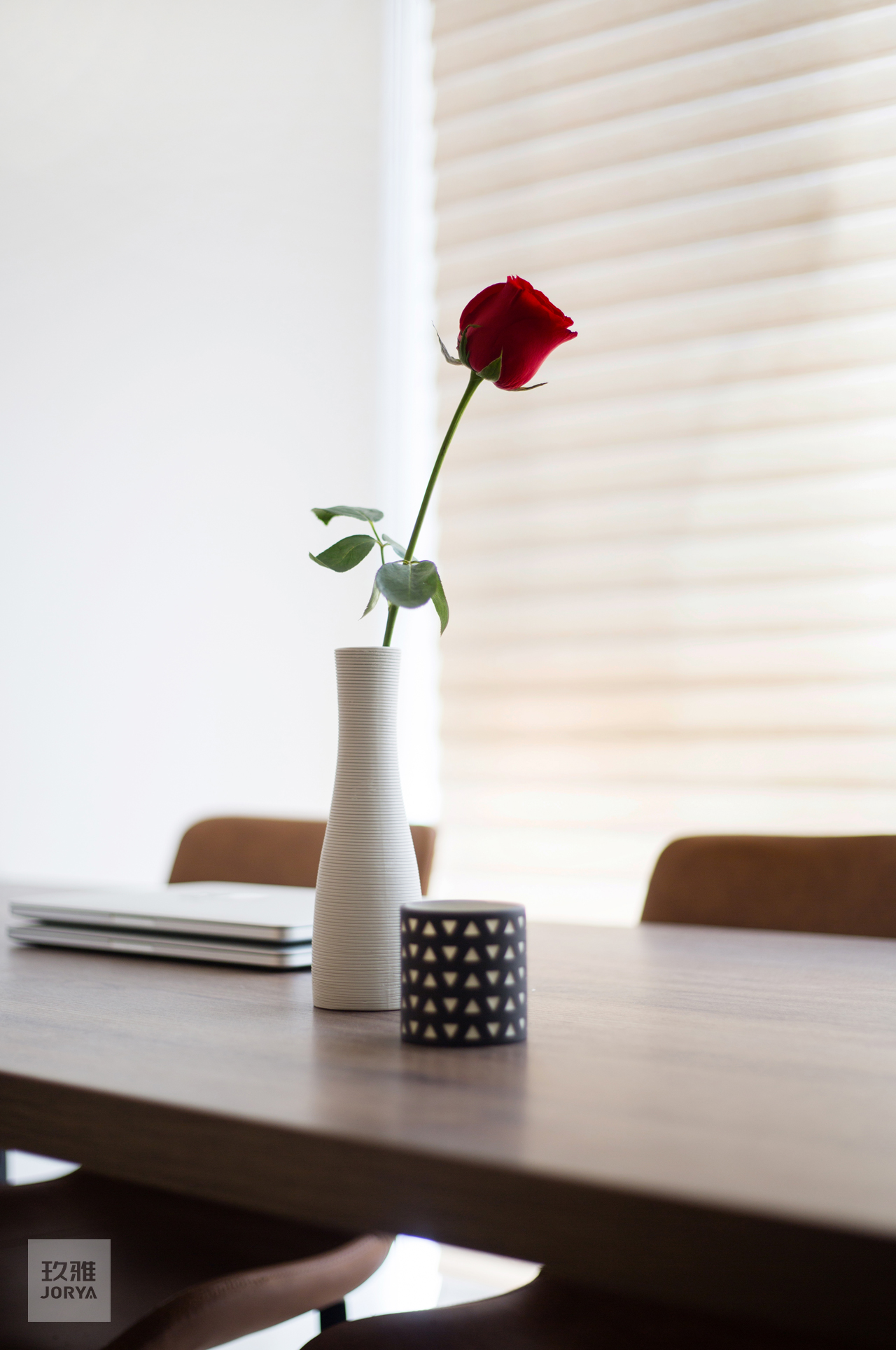 这家的电视柜既能收纳，也是喵星人乐园​