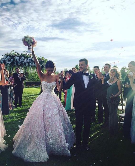 婚礼撞衫搭配,参加婚礼气质大气穿搭