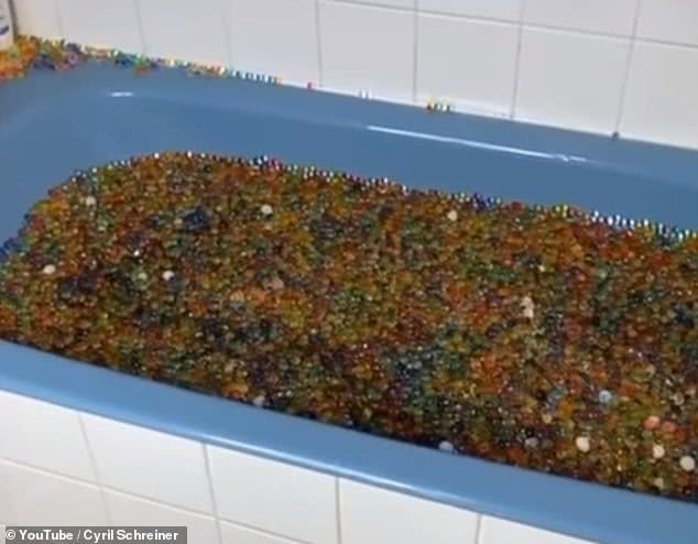 法国网红把吸水珠倒在浴缸里,法国网红泡泡球堵下水道