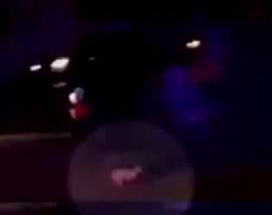 不系安全带拐弯飞出,小孩子坐车不系安全带被甩出车外