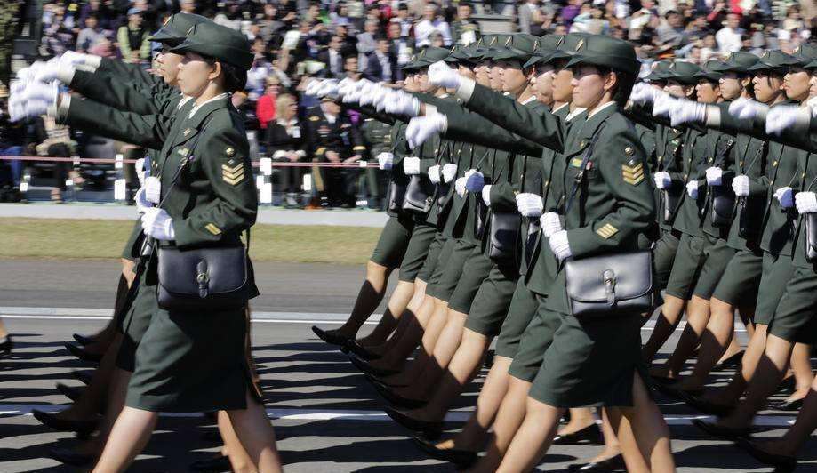 日本自卫队女兵为什么总挎着小包,日本阅兵自卫队女兵小挎包