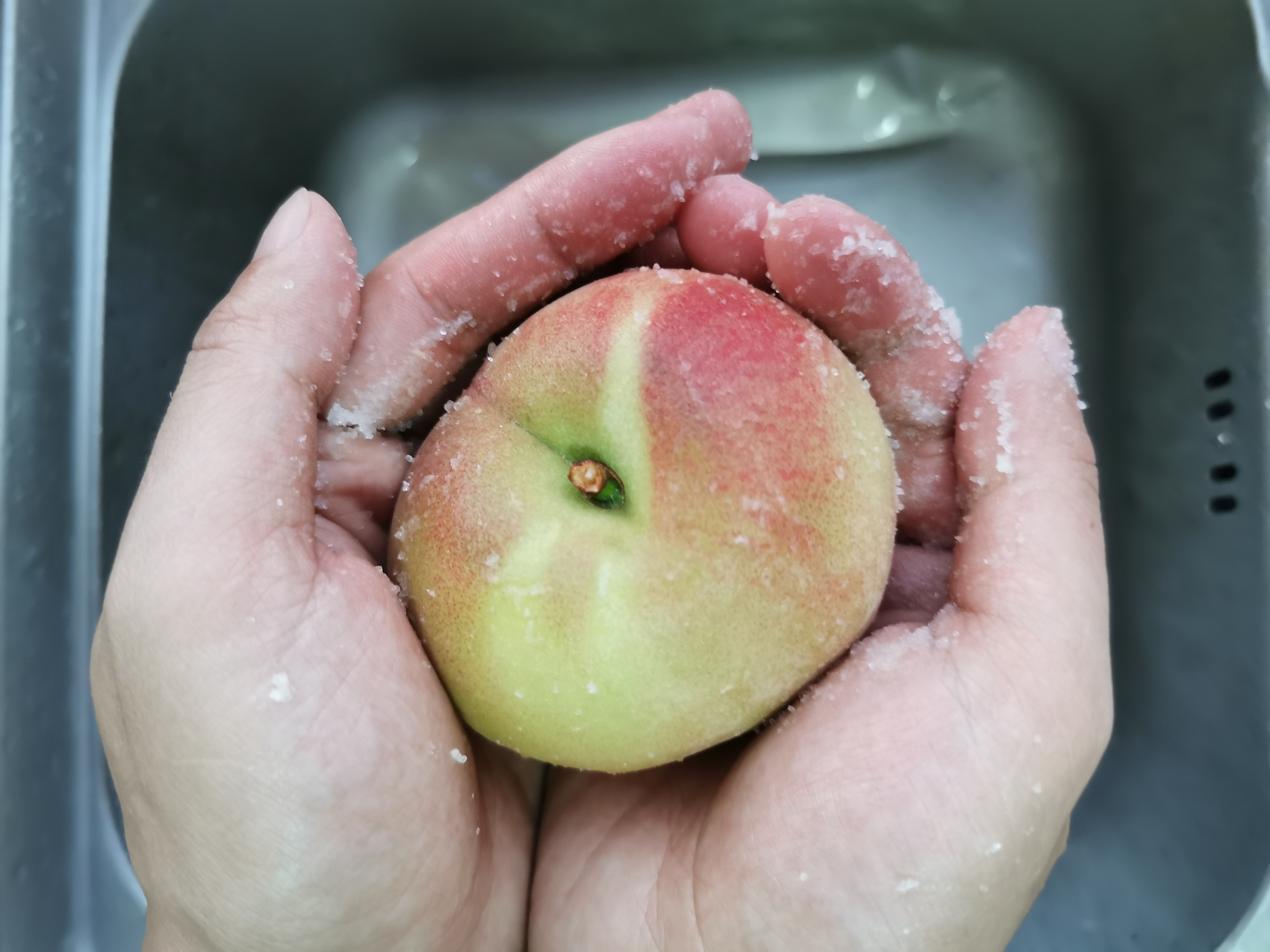 桃子吃了喉咙痒？别着急，教你一招，先把毛洗干净了，再放心吃