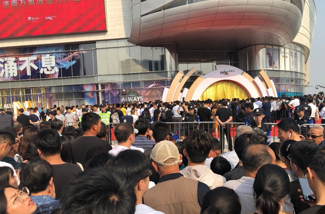 还没过节,济南这里已堵成了人山人海!最大规模的综合体开业!还有水哥王昱珩打造的绿植墙