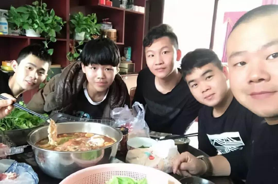 岳云鹏连续13年为郭德纲庆生,郭德纲岳云鹏在同龄人中成就