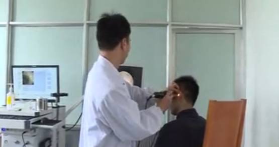 用棉签掏耳朵的危害动画,用棉签掏耳朵对身体有害吗