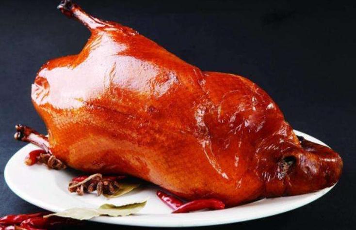 烤鸭怎样才能外酥里嫩,正宗烤鸭制作过程肉质金黄香嫩