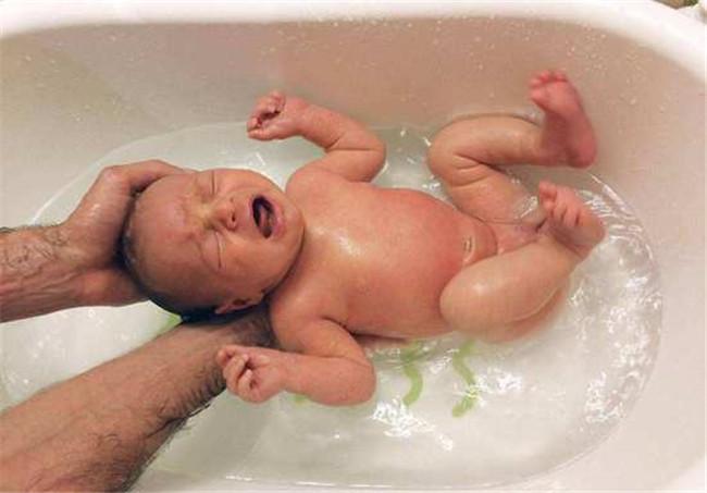 格格:出生后的宝宝长时间没大便正常吗?儿科医生来为你详细分析