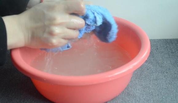 女生用热水洗脸后脸干起皮怎么办,女孩用毛巾擦脸怎么了