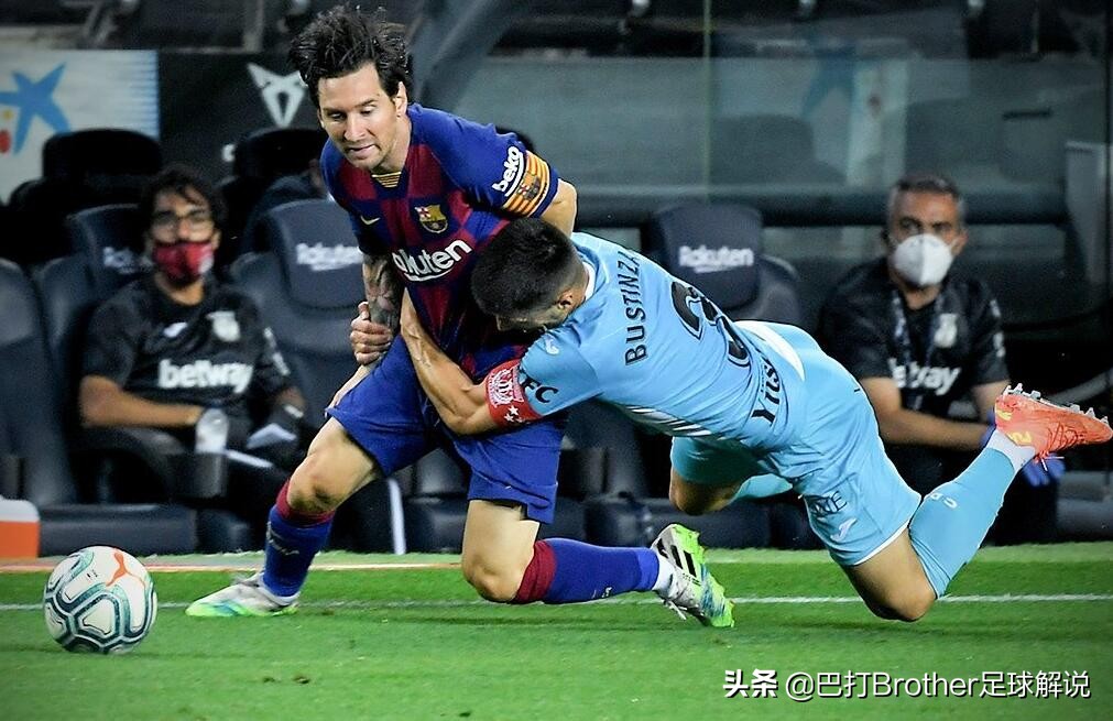 梅西被抱摔,球王梅西回归首场比赛破门