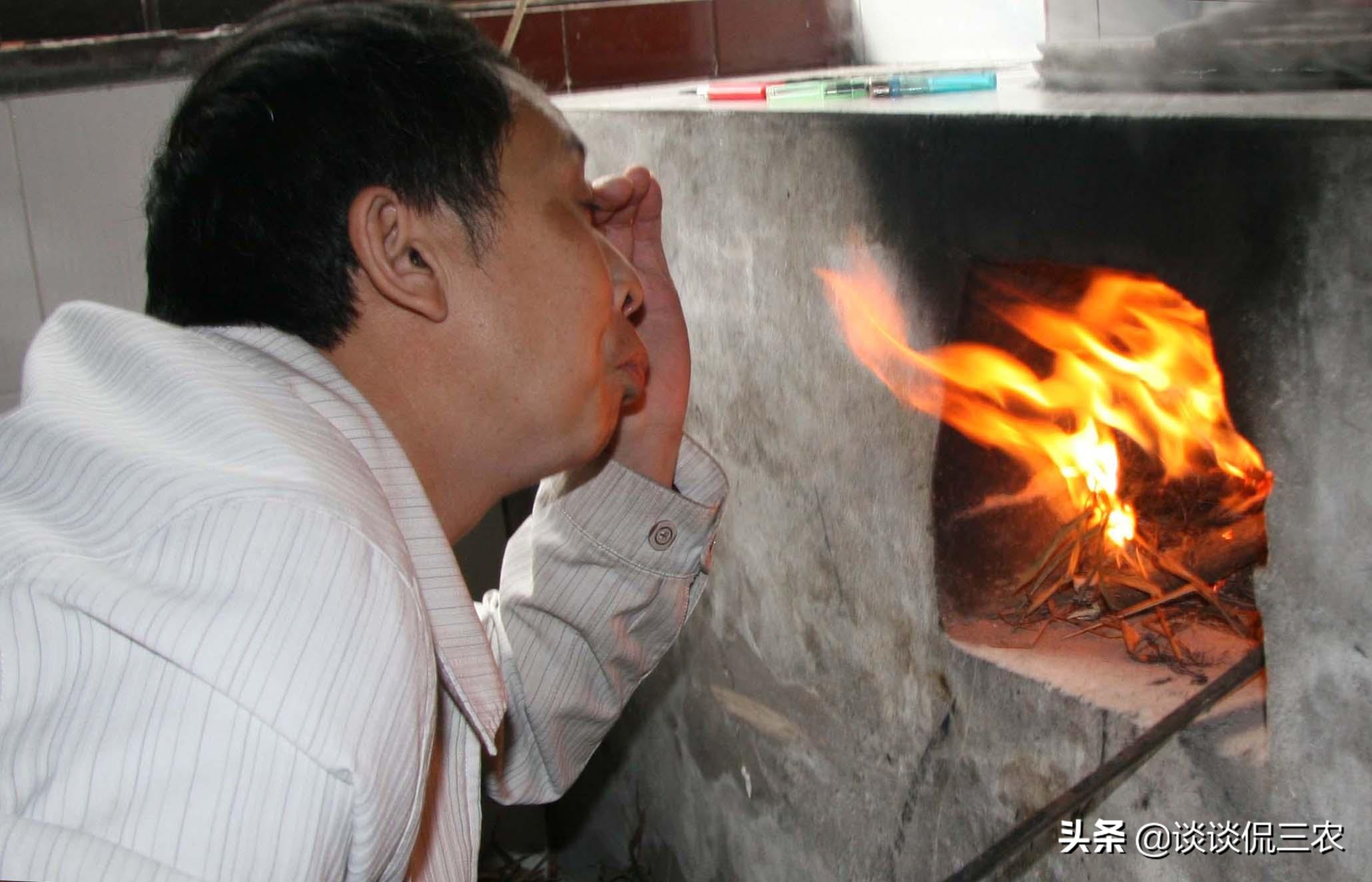 传承几千年的柴火灶，到底要不要禁用？专家建议拆除，农民有话说