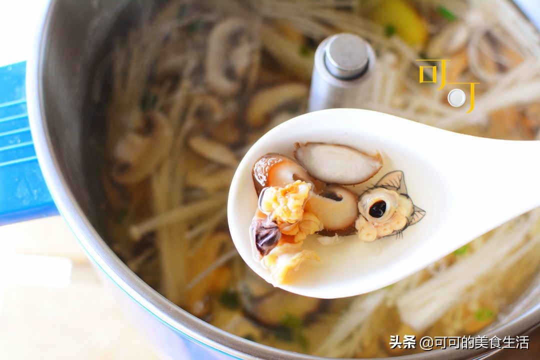 菌菇干墨鱼汤,墨鱼干杏鲍菇煲汤