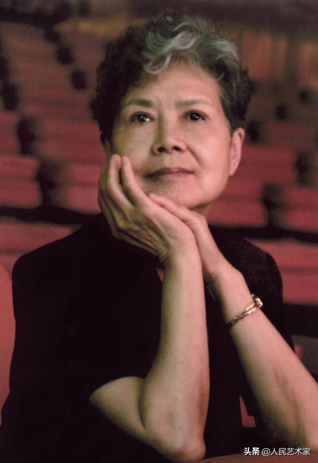 她是中国第一位电视播音员，师从开国大典播音员，发掘赵忠祥，指导敬一丹，是白岩松心中让央视变柔软的存在