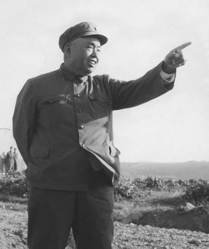 *世友许**指定要他当秘书，3年内为他2次破例，离开时：遇事来找我