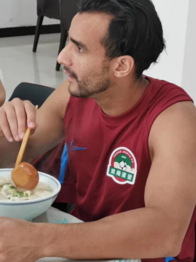 建业足球中外队员在郑州中牟基地，也能吃上一碗地道的羊肉烩面了