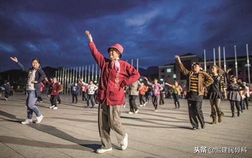 简单学跳广场舞健康养生小知识,跳广场舞怎么跳才能不伤膝盖