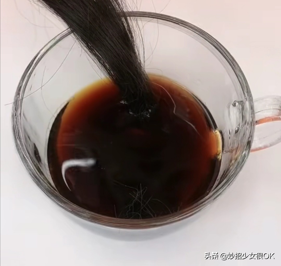 口香糖粘头发上用什么办法拿下来,如果头发粘上了口香糖怎么剪掉