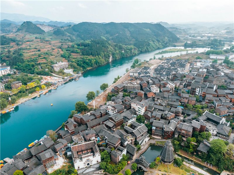 贵州除了千户苗寨还有其他玩的吗,贵州千户苗寨外的古镇