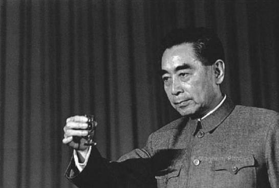 *世友许**嗜酒如命，和毛主席“约法三章”，被周总理喝得滑到桌子下