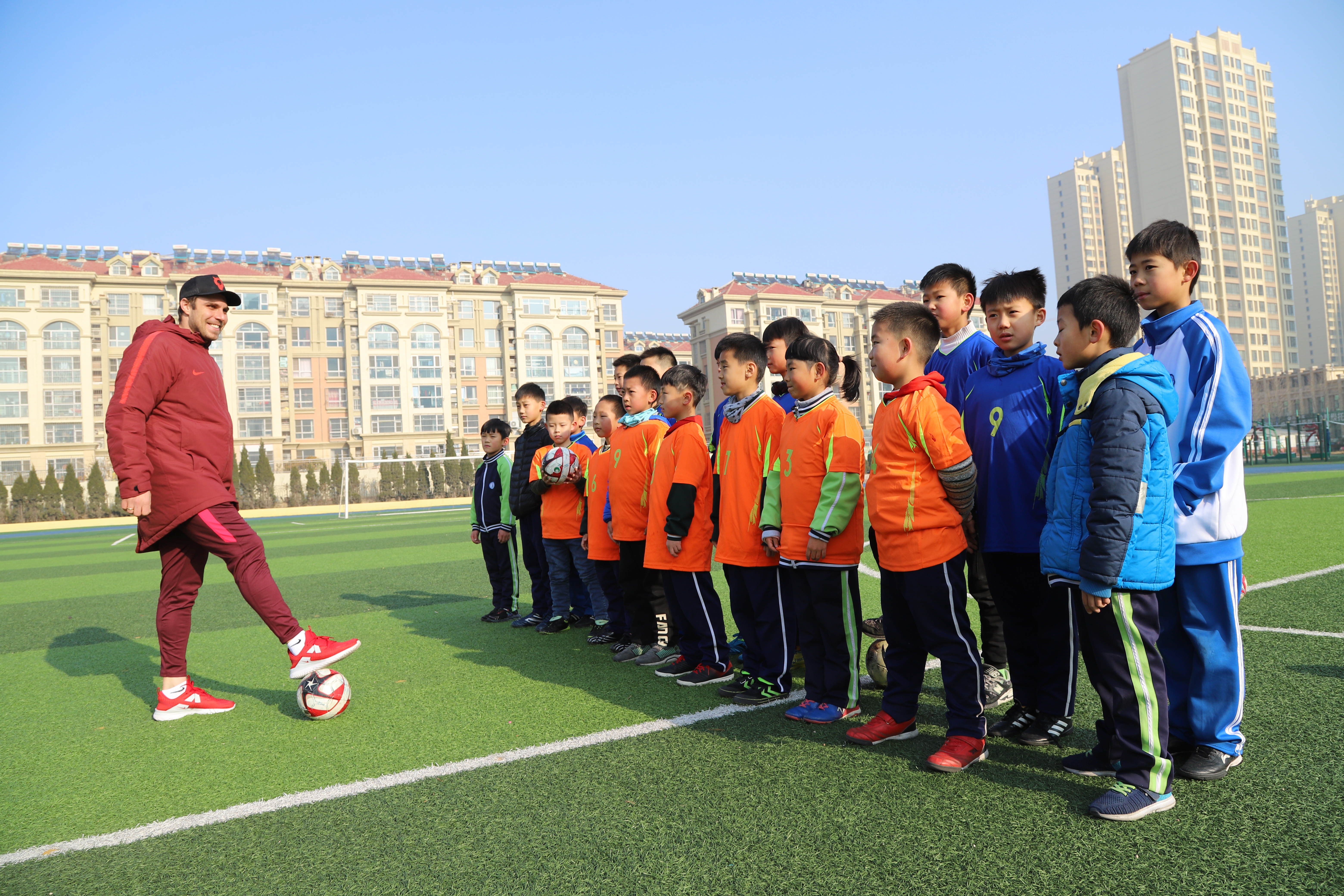 送足球文化到校园，五人制U20国家队青岛集训进一所小学送球艺
