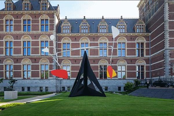 在理态雕塑大师考尔德的作品中，我和孩子找到了最佳的共读模式