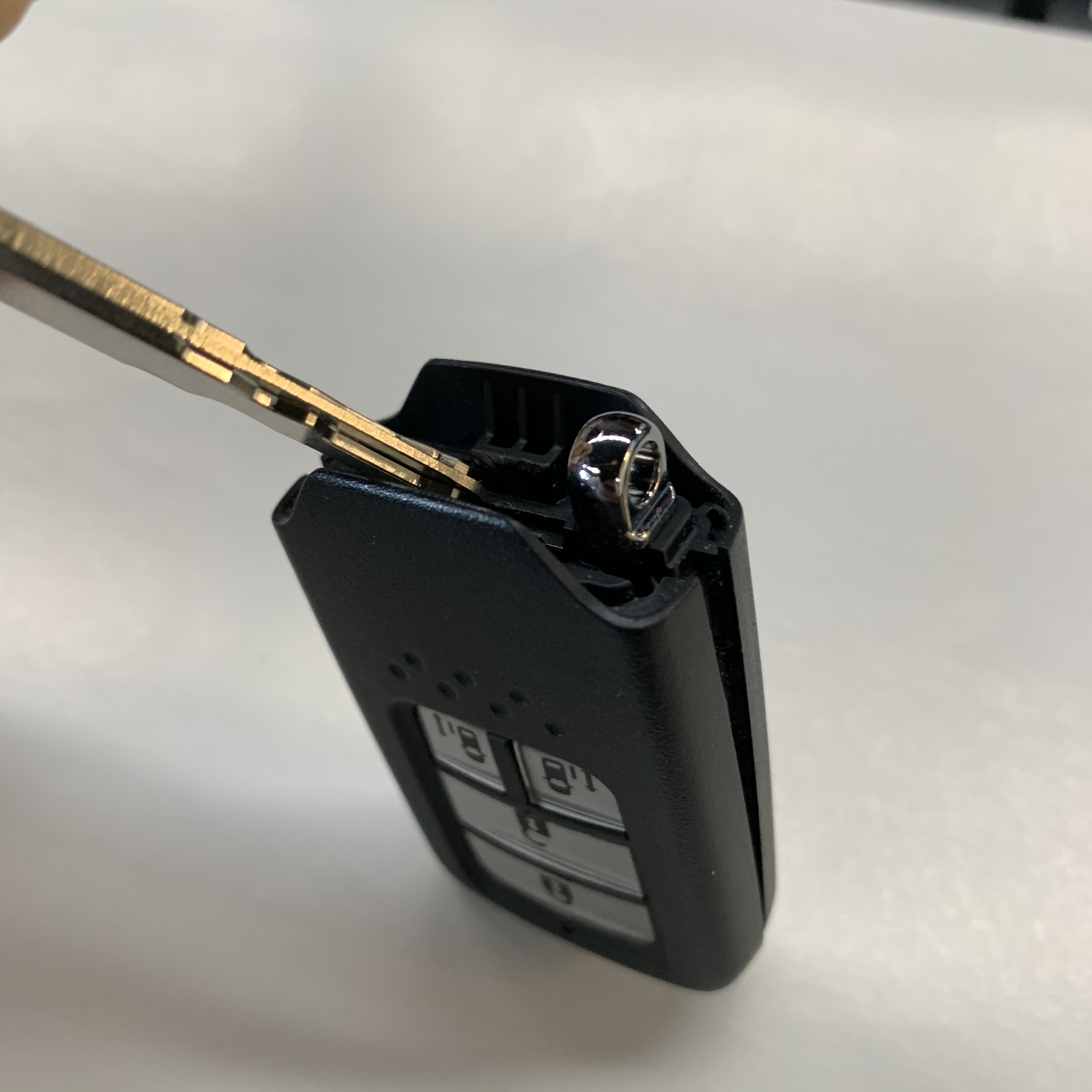 东风本田crv钥匙没电怎么换电池,马自达cx-5钥匙没电了怎么换电池