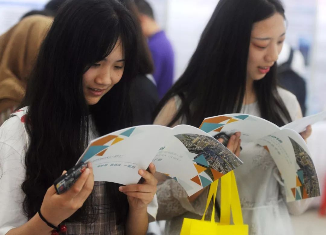 大学生该怎么认清当下的就业环境,大学生如何正确的面对就业市场